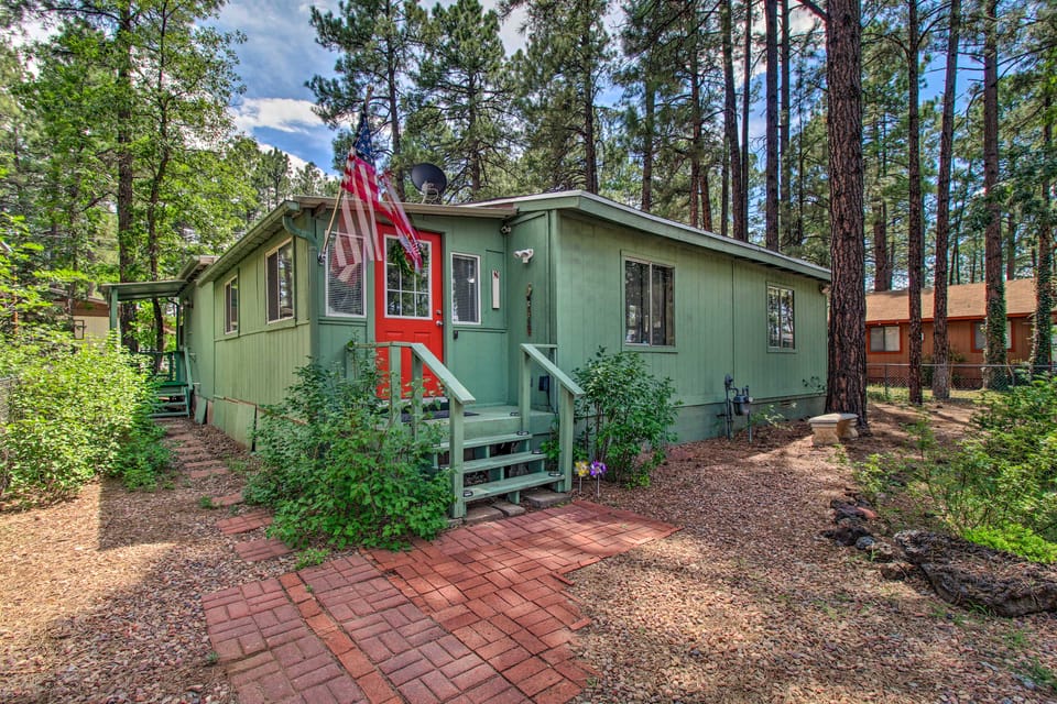 2 Mi to Rainbow Lake: Woodsy Retreat w/ Deck! Cottage in Pinetop-Lakeside
