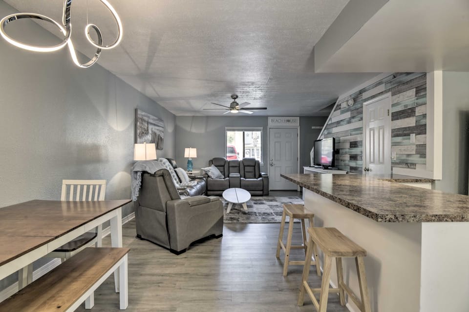 Walk to Beach: Modern PCB Townhome w/ Patio Apartment in Panama City Beach