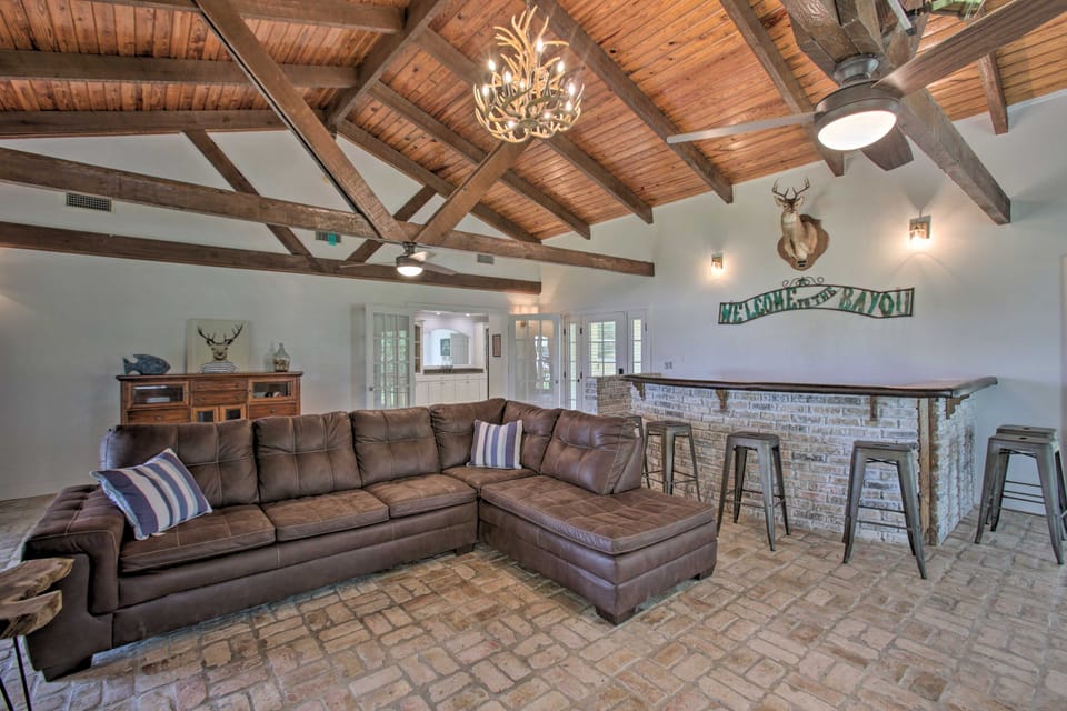 Theriot 'Camp Outdoor Dreaming' Retreat w/ Dock! House in Louisiana