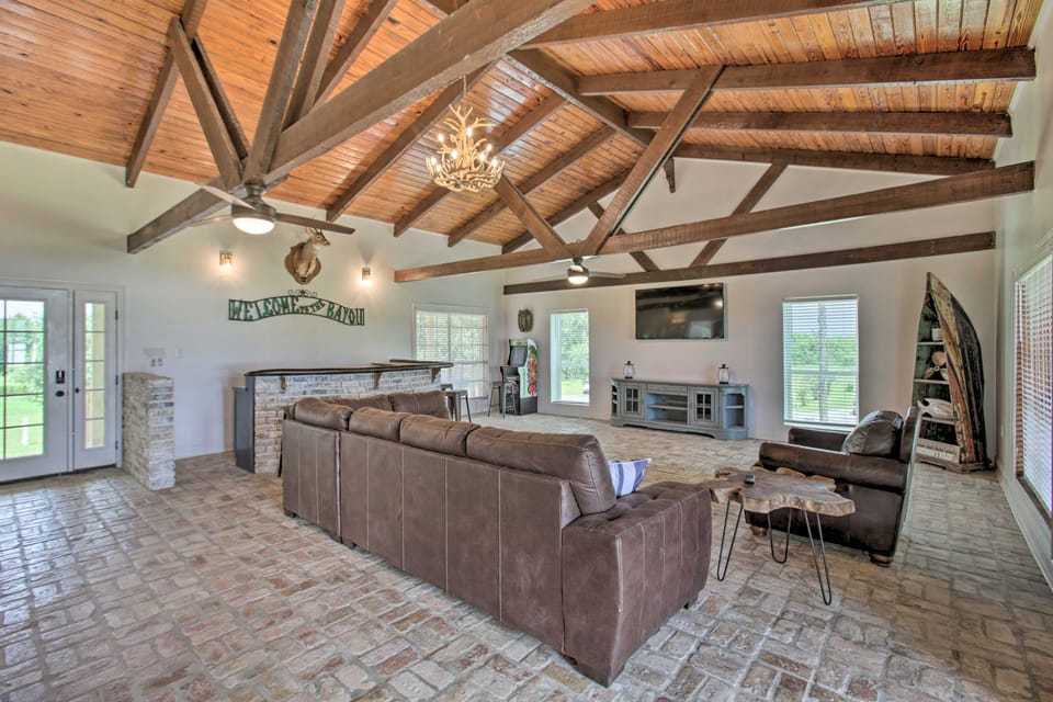 Theriot 'Camp Outdoor Dreaming' Retreat w/ Dock! House in Louisiana