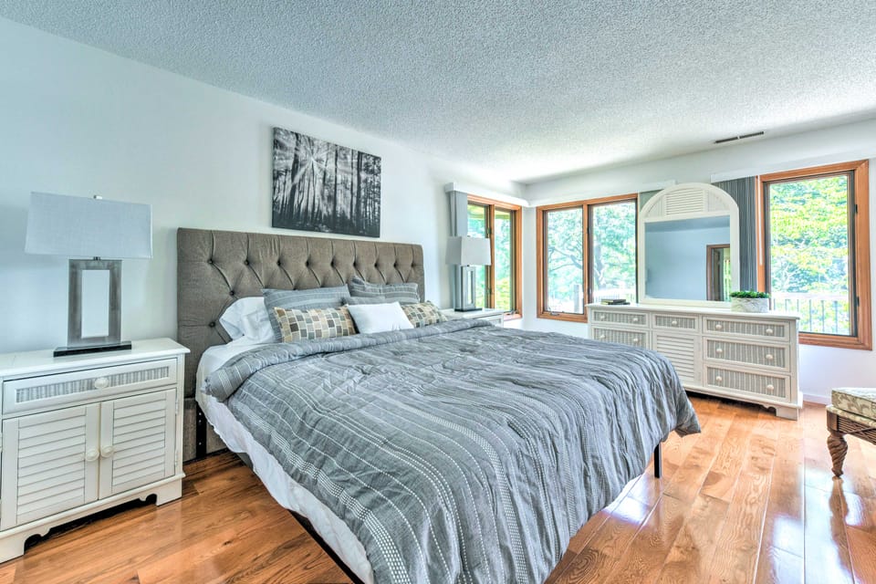 Quaint Lake Norman Home w/ Boat Dock + Grill! House in Lake Norman