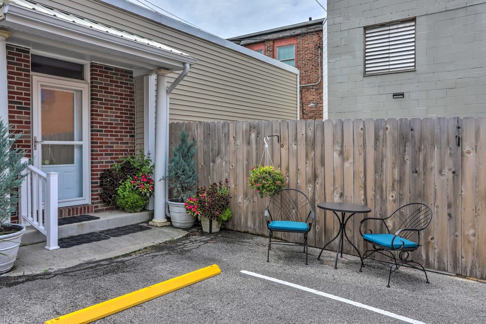 Cheerful Tiffin Digs in the Heart of Downtown Cottage in Ohio