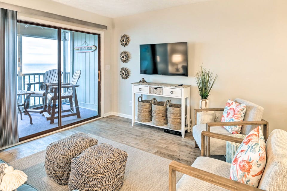 Oceanfront Condo w/ Furnished Deck & Views! Apartment in Garden City