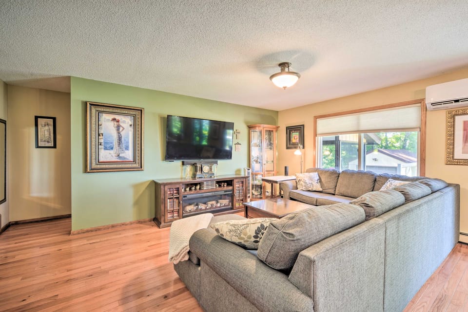 Hugo Home, Direct Lake Access & Private Dock! House in Minnesota