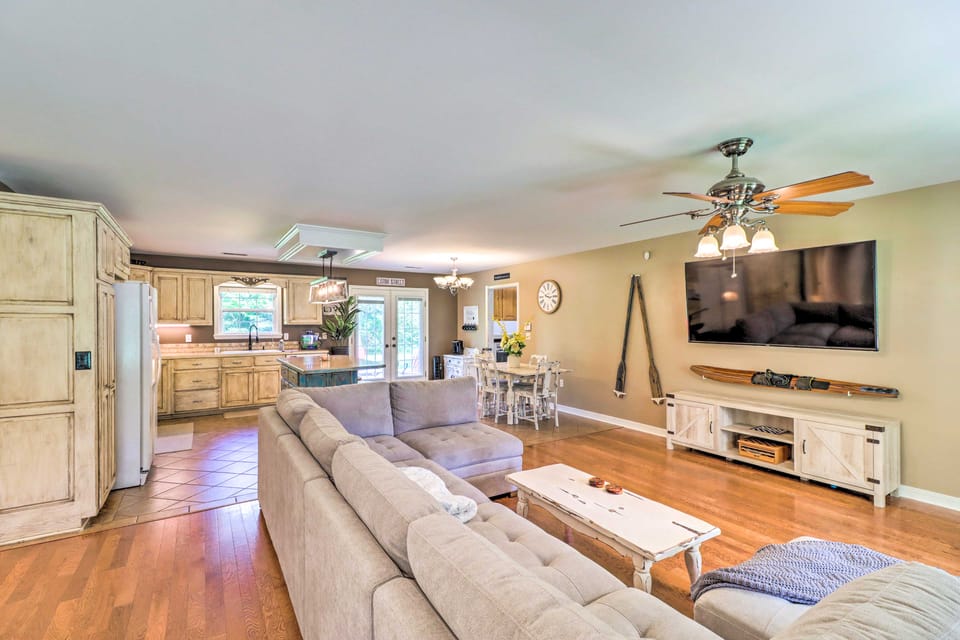 Higden Home w/ Furnished Porch, Spacious Yard House in Greers Ferry Lake