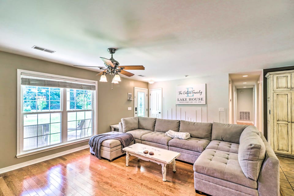 Higden Home w/ Furnished Porch, Spacious Yard House in Greers Ferry Lake