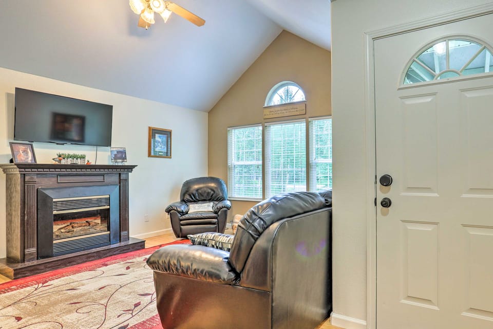 Charming Wasilla Retreat: Walk to Lake Lalen! House in Alaska