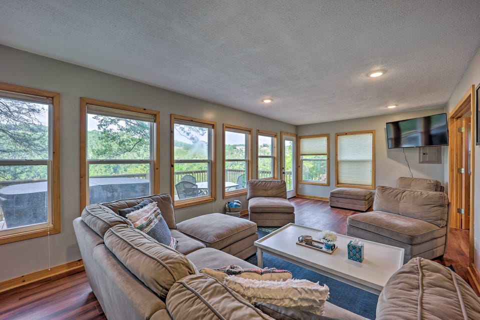 Private Eureka Springs Retreat w/ Hot Tub! House in Carroll County
