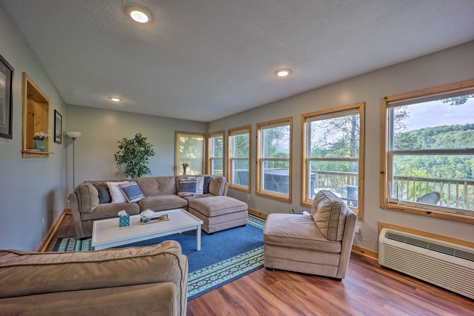 Private Eureka Springs Retreat w/ Hot Tub! House in Carroll County