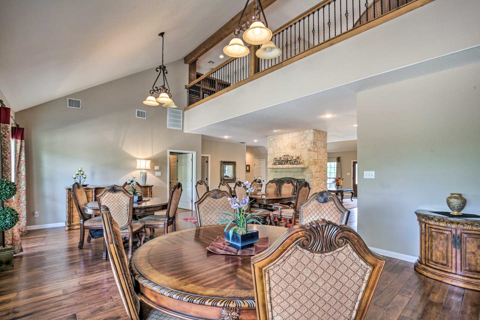 Luxury San Antonio Retreat: 110-Acre Private Ranch House in Rio Grande