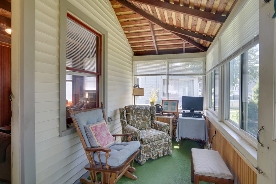 'Grandma's Cottage' w/ Sunroom: Walk to Beach Cottage in Old Saybrook