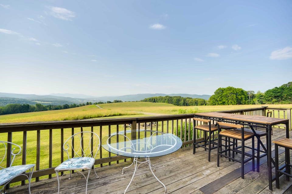 Breathtaking Mtn Views: Stylish Rustic Retreat! House in Vermont