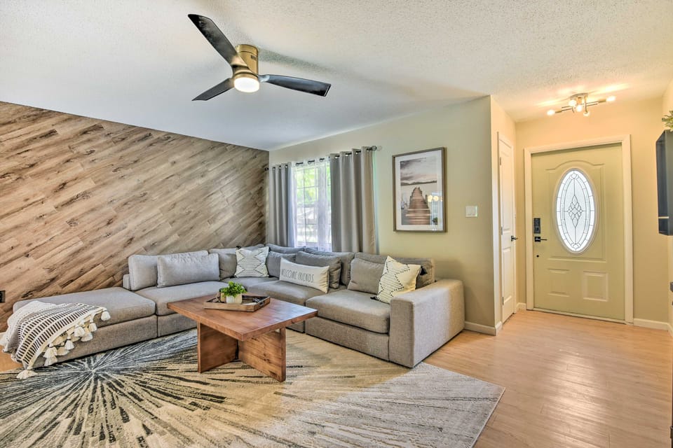 8 Mi to Beaches: Bradenton Home w/ Poolside Oasis! House in Bradenton