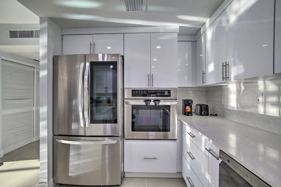 < Half-Mi to Beach: Sunny Isles Resort Condo Apartment in Sunny Isles Beach