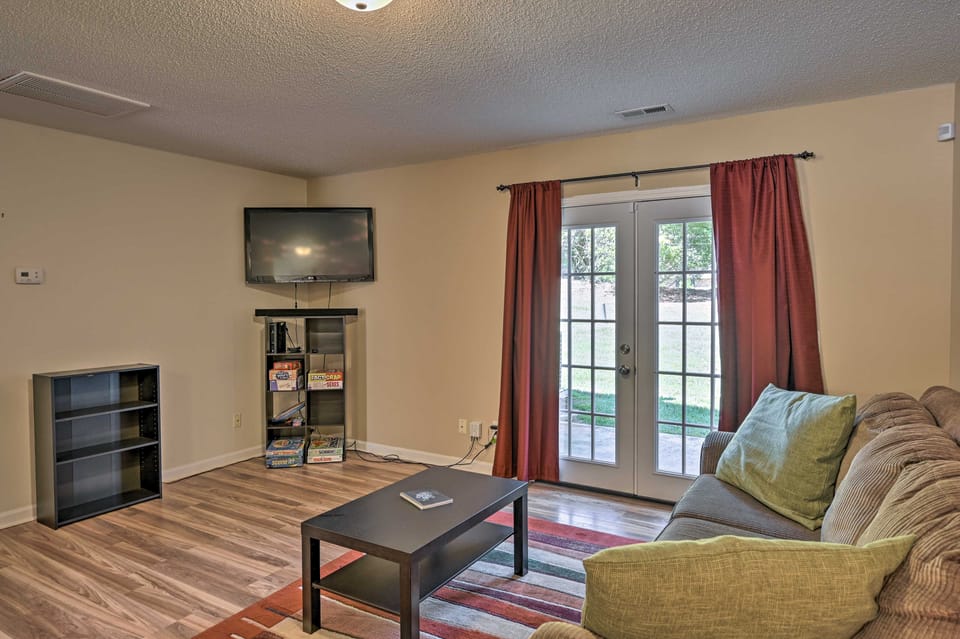 Cozy Greensboro Townhome ~ 7 Mi to UNC Campus Apartment in Greensboro