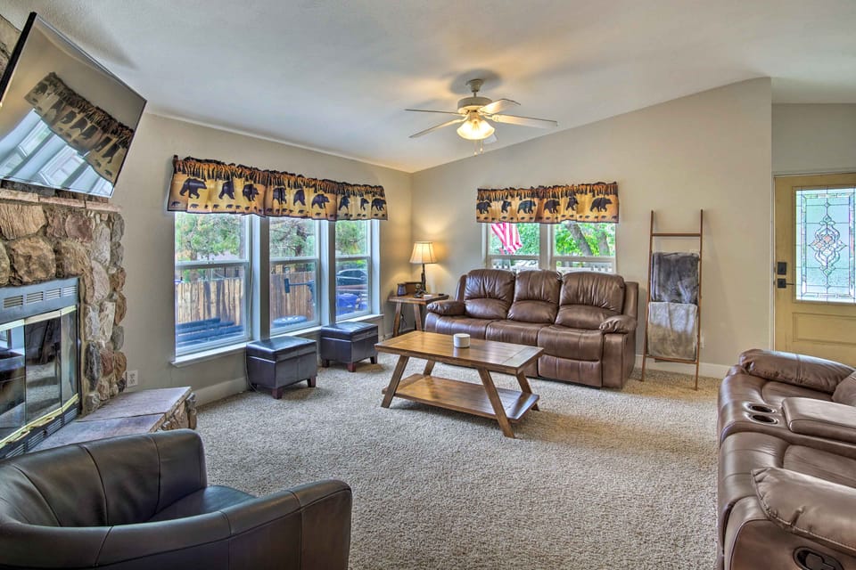 8 Mi to Big Bear Lake & Village: Sugarloaf Cabin! House in Southern California