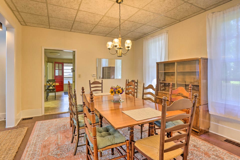 Walk to Beach, Marina & Town! Lake Ontario Getaway House in Sodus Point