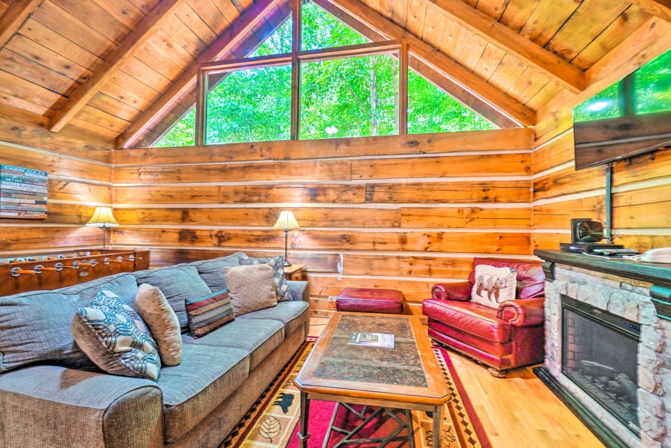 Homey Sevierville Getaway w/ Hot Tub & Deck! House in Gatlinburg