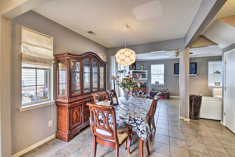 Hampton Home w/ Fireplace + Close to Beaches! House in Hampton