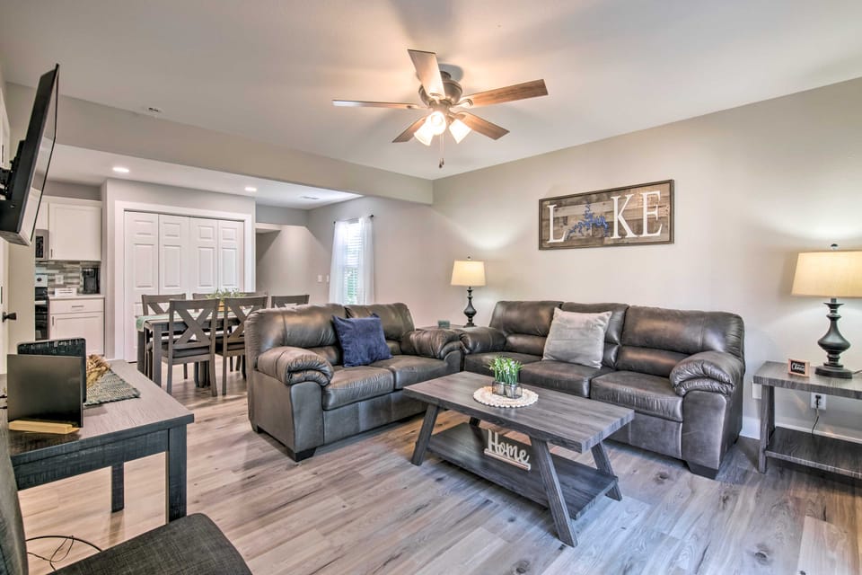 Townhome 1-Min Walk to Lake & Close to SDC! Apartment in Kimberling City