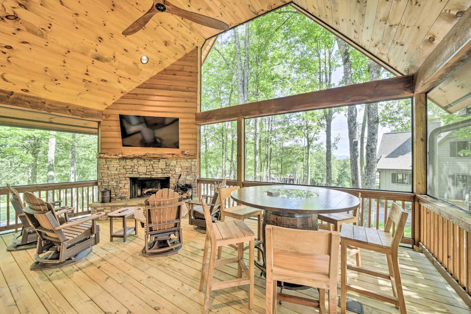 7 Mi to Ski Sapphire Valley: Resort-Style Retreat House in Tennessee