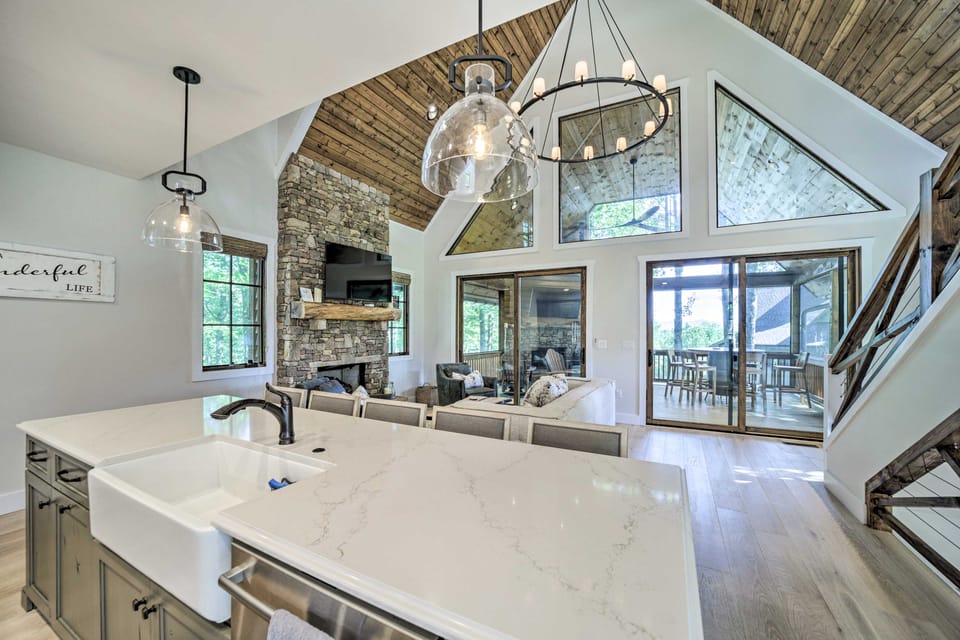 7 Mi to Ski Sapphire Valley: Resort-Style Retreat House in Tennessee