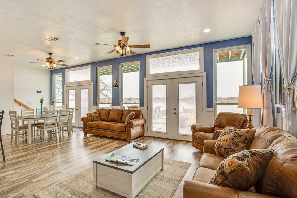 Hot Tub & Sauna: Lakefront Wichita Falls Home! House in Oklahoma