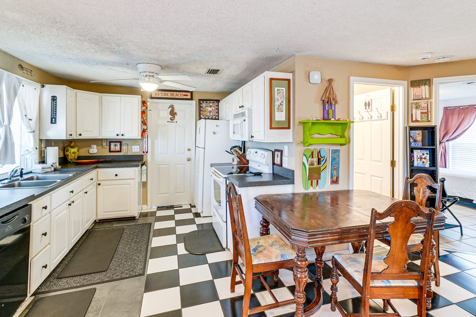 Cozy PCB Cottage ~ 1 Block to Beach! Cottage in Laguna Beach