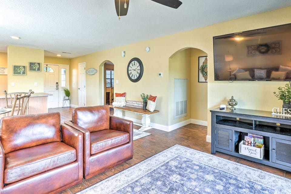 Walk to Strip! Cozy Branson Condo w/ Pool Apartment in Branson