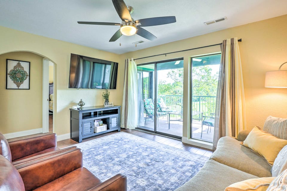 Walk to Strip! Cozy Branson Condo w/ Pool Apartment in Branson