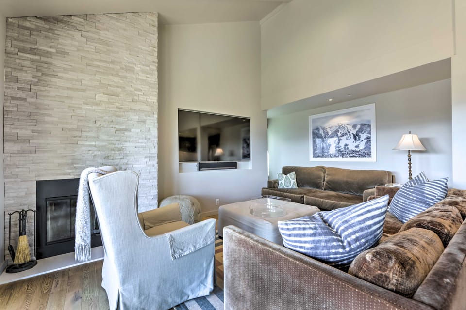 Tasteful Snowmass Escape < 1 Mi to Slopes! Apartment in Snowmass Village