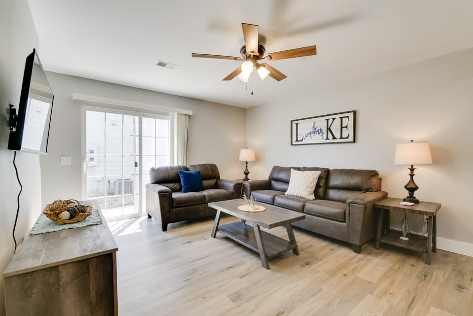 Delightful Townhouse w/ Patio & Shared Yard! Apartment in Kimberling City