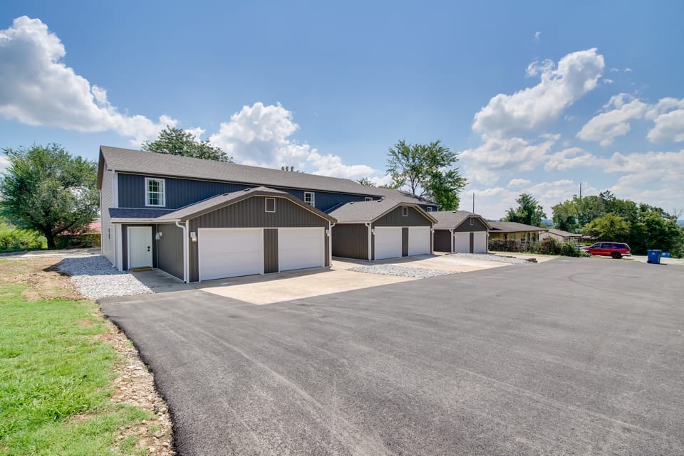 Delightful Townhouse w/ Patio & Shared Yard! Apartment in Kimberling City