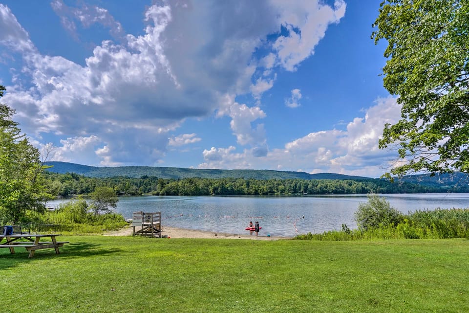 Stockbridge Home: Walk to Town Beach! House in Stockbridge