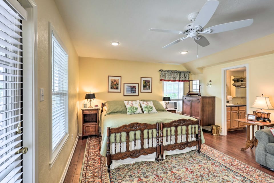 Studio in College Station w/ Expansive Deck! Apartment in College Station