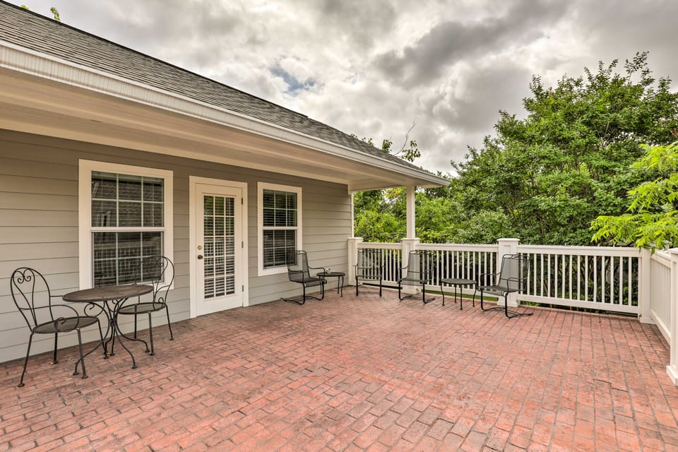 Studio in College Station w/ Expansive Deck! Apartment in College Station