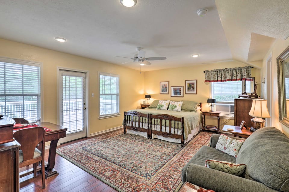 Studio in College Station w/ Expansive Deck! Apartment in College Station