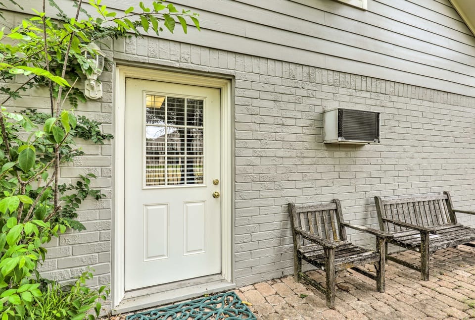 < 1 Mi to Kyle Field: Cozy Studio w/ Outdoor Space Apartment in College Station