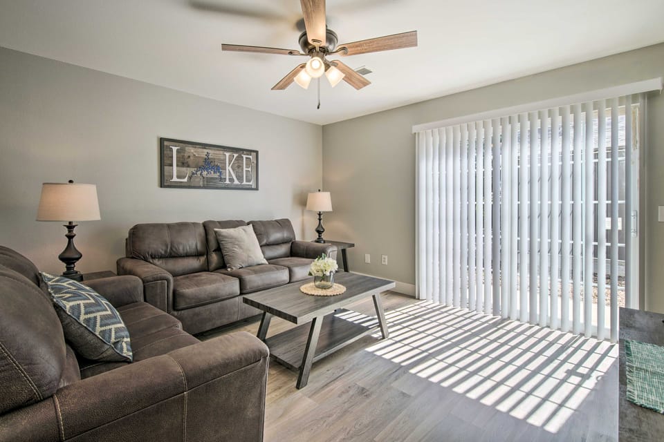 Chic Townhome ~ 6 Mi to Talking Rocks Cavern! Apartment in Kimberling City