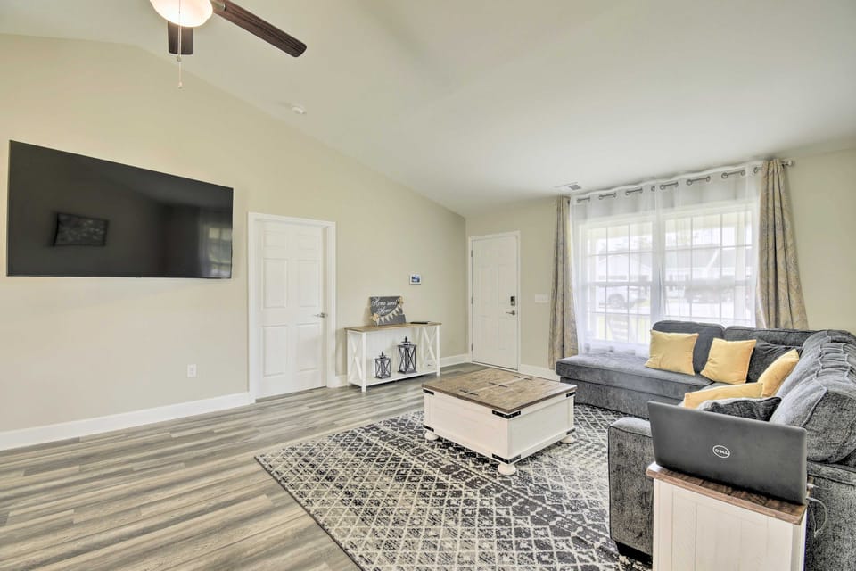 3 Mi to Golf: Loris Home w/ Big Private Yard! House in South Carolina