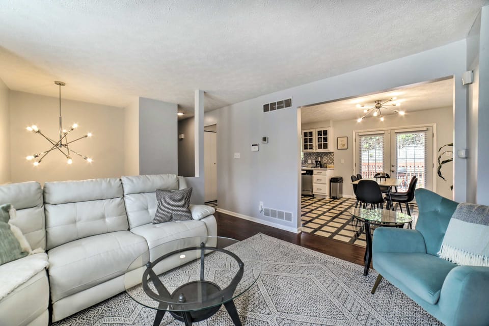 Pittsburgh Retreat w/ Deck ~ 4 Mi to Dtwn! House in Pittsburgh