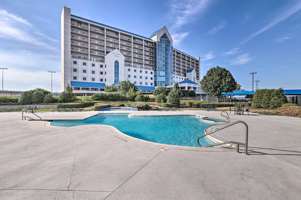 Shop & Dine: Fort Worth Condo w/ Racetrack Views! Apartment in Fort Worth