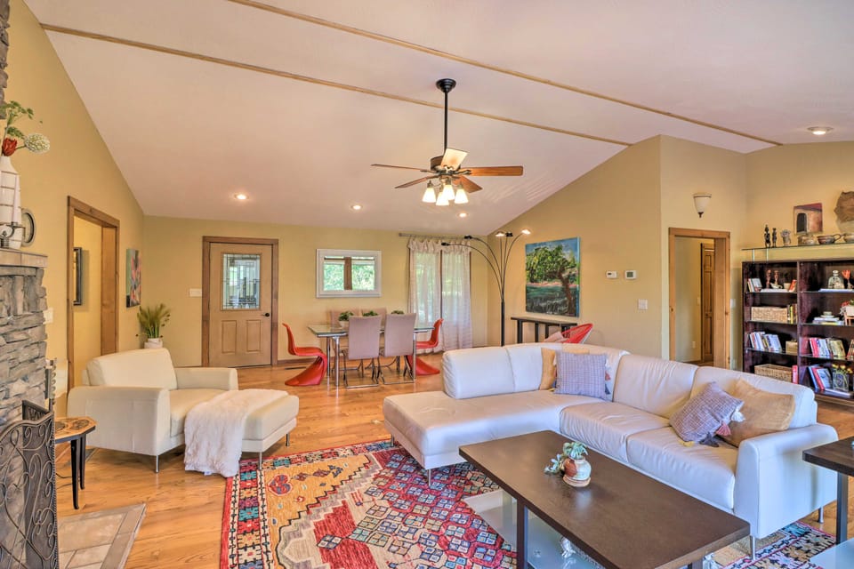 Norfolk Lake Getaway: The Kingfisher w/ Deck House in Norfork Lake