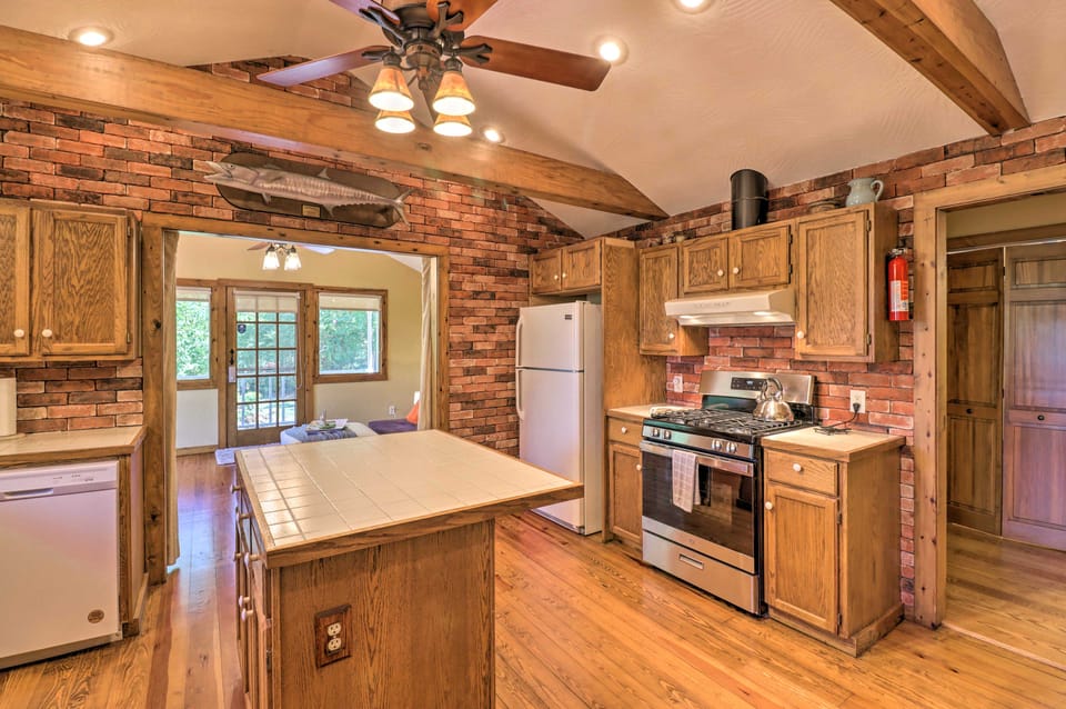 Norfolk Lake Adventure Base! 3 Mi to Water, Deck House in Norfork Lake