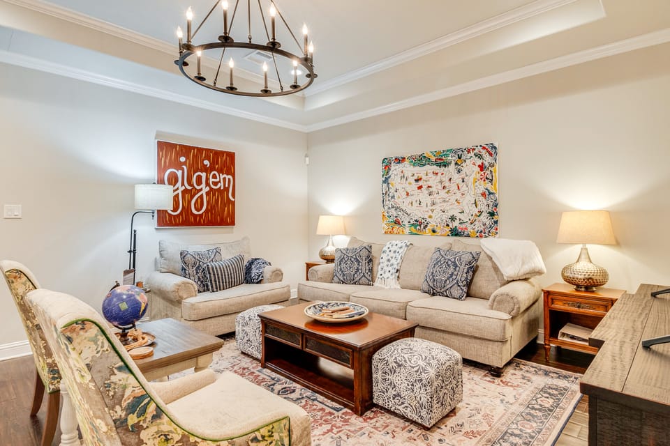 Gorgeous College Station Townhome w/ Patio! Apartment in College Station