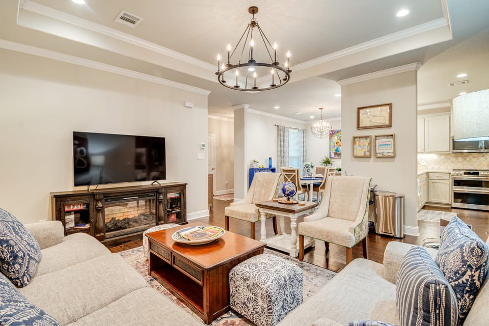 Gorgeous College Station Townhome w/ Patio! Apartment in College Station