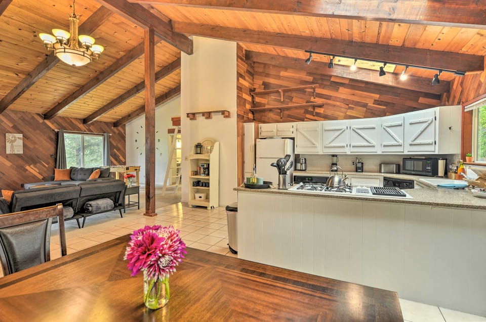 Step-Free Hawkins Bar Home Near Trinity River House in Willow Creek