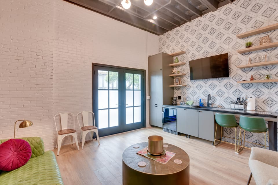 Walk to Strand Historic District: Stylish Dtwn Gem Apartment in Texas City