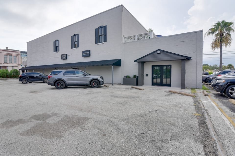 Walk to Strand Historic District: Stylish Dtwn Gem Apartment in Texas City