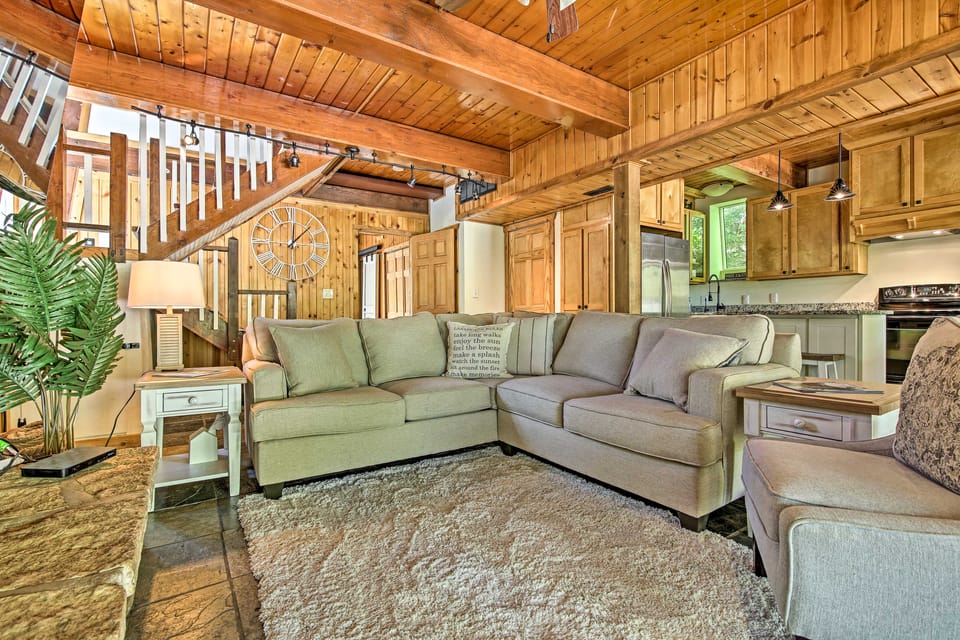 Walk to Tuttle Creek Lake: Secluded Scenic Retreat House in Kansas